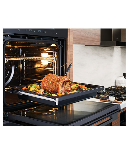Electrolux-60cm-Pyrolytic-Built-In-Oven-EVEP616DSD-Lifestyle